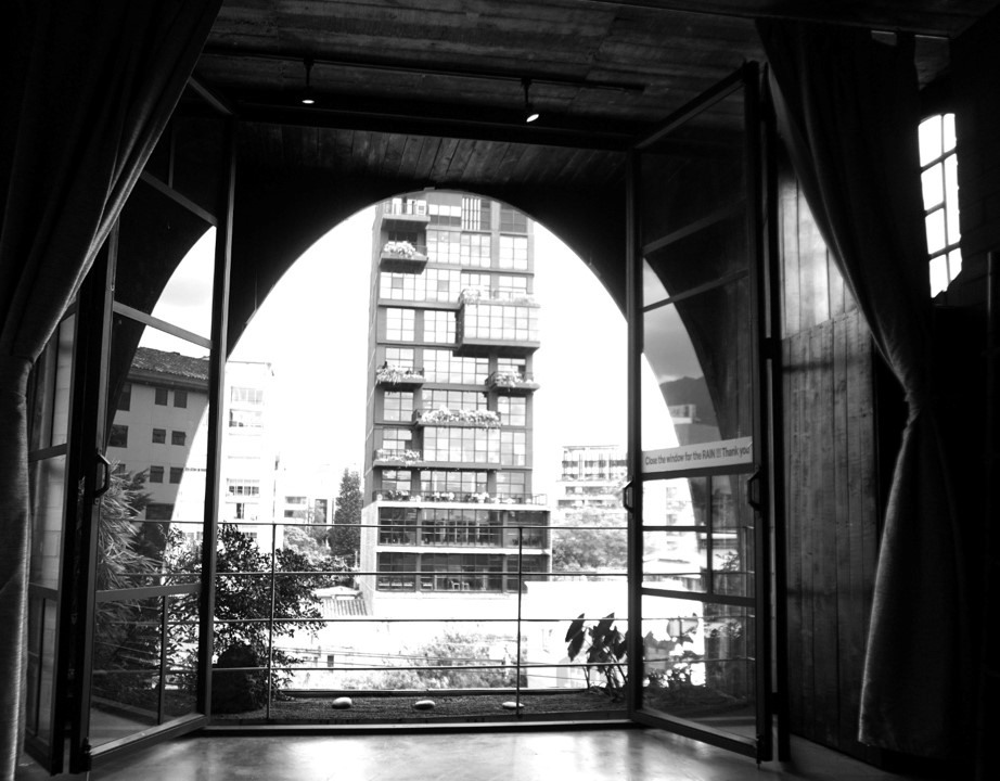 Elegant facade of Hotel Medellin Nido Sky, aparthotel in Medellín, highlighting its modern and cozy design